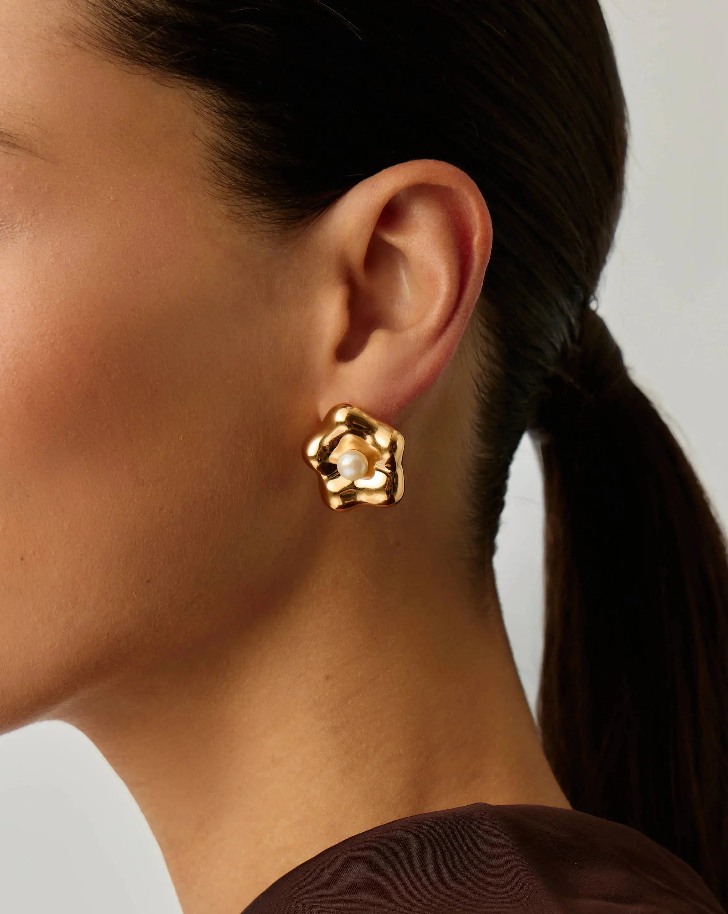 Eny Puffy Daisy Oversized Stud Earrings | 18k Gold Plated/Pearl