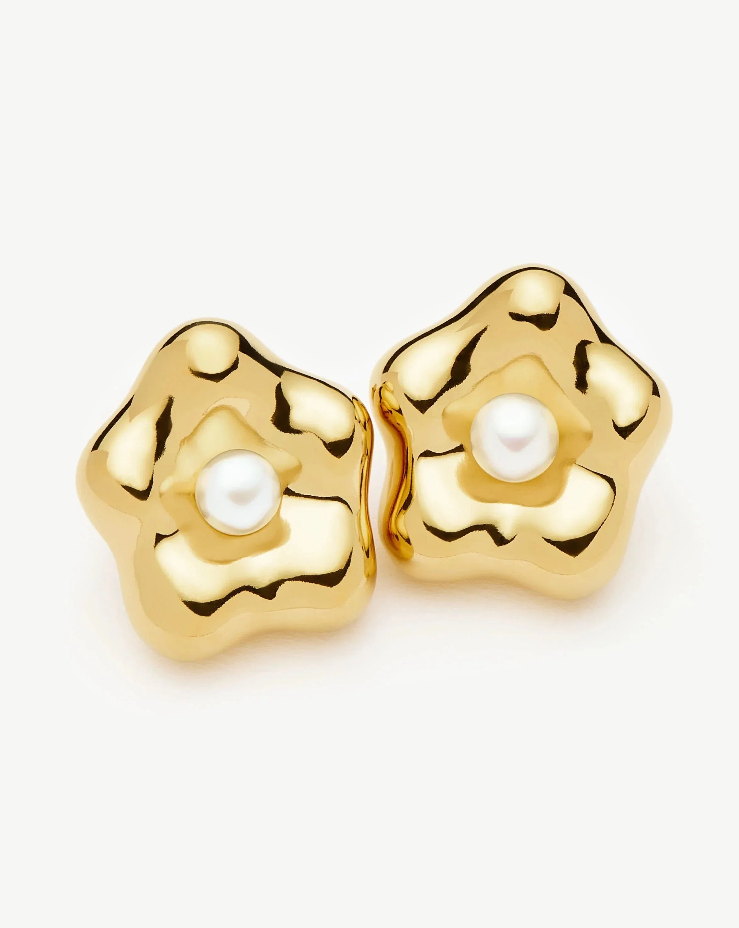 Eny Puffy Daisy Oversized Stud Earrings | 18k Gold Plated/Pearl