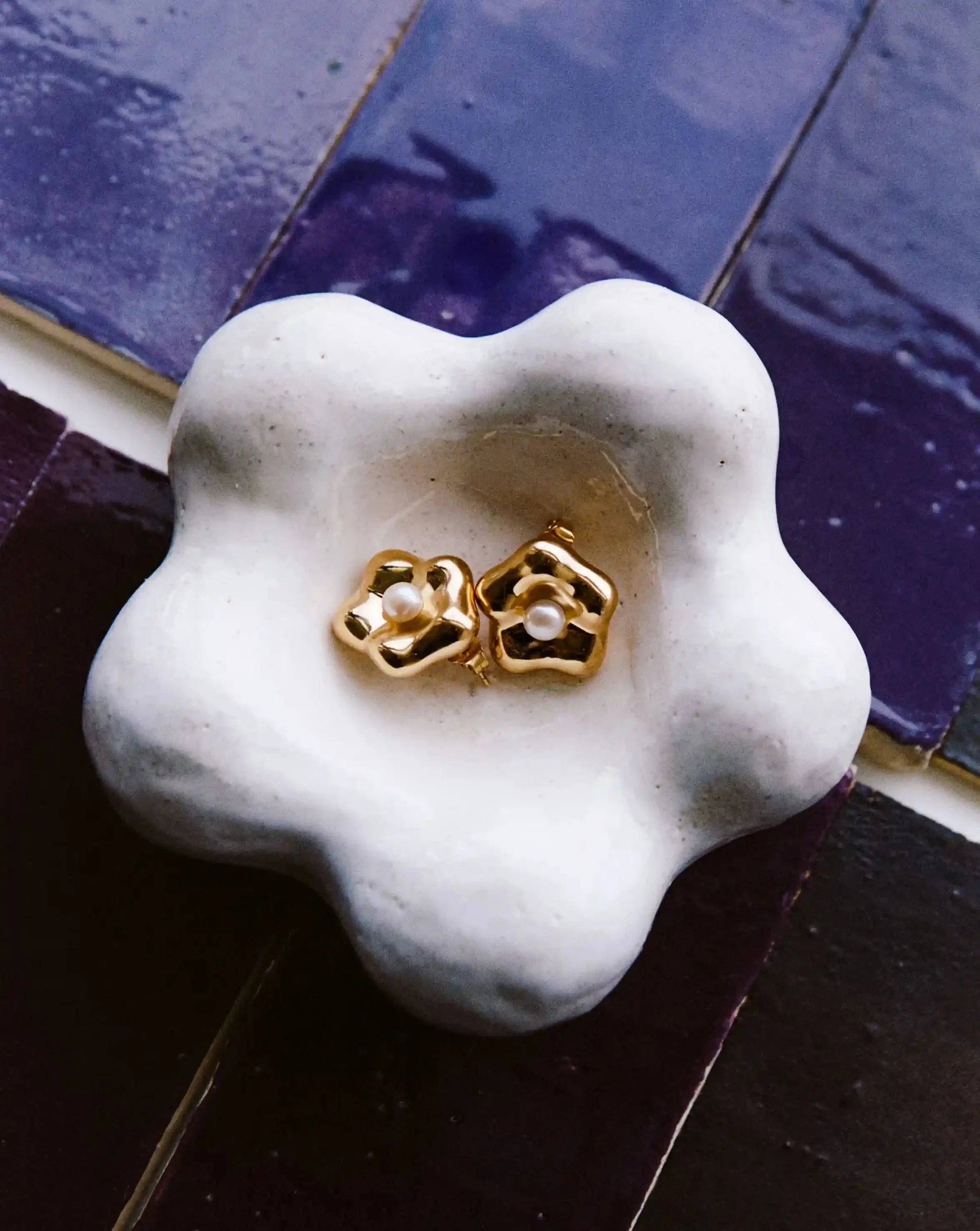 Eny Puffy Daisy Oversized Stud Earrings | 18k Gold Plated/Pearl