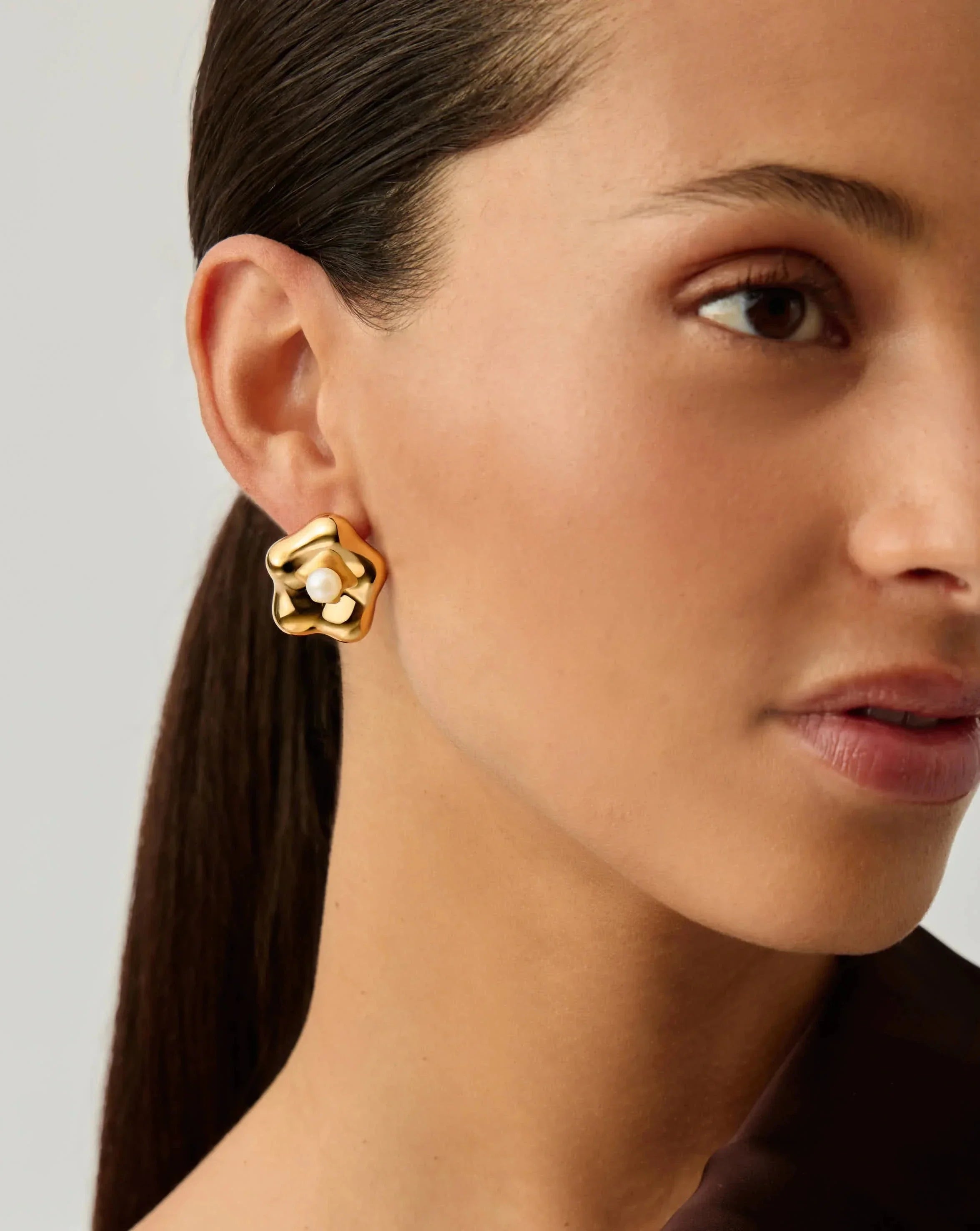 Eny Puffy Daisy Oversized Stud Earrings | 18k Gold Plated/Pearl