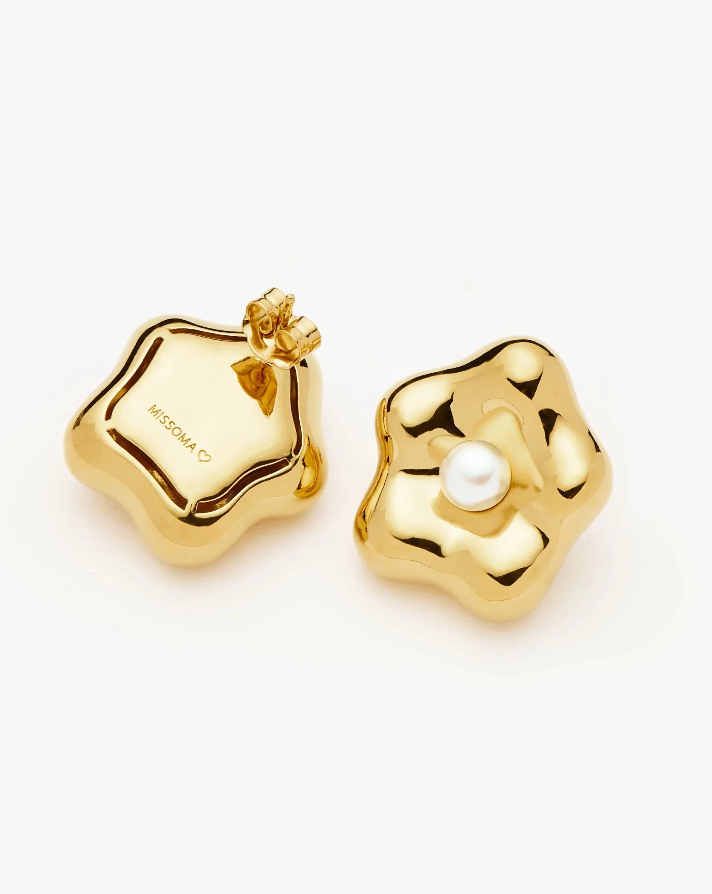 Eny Puffy Daisy Oversized Stud Earrings | 18k Gold Plated/Pearl