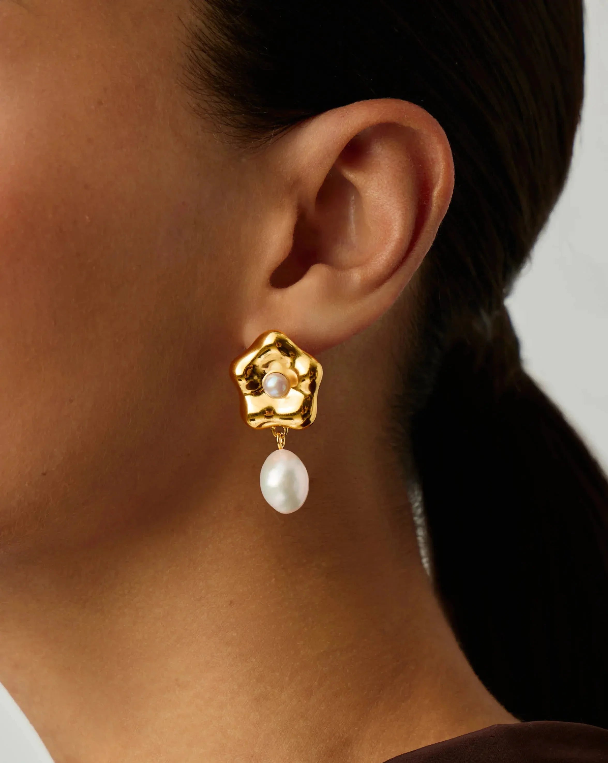 Eny Puffy Daisy Pearl Drop Earrings | 18k Gold Plated/Pearl