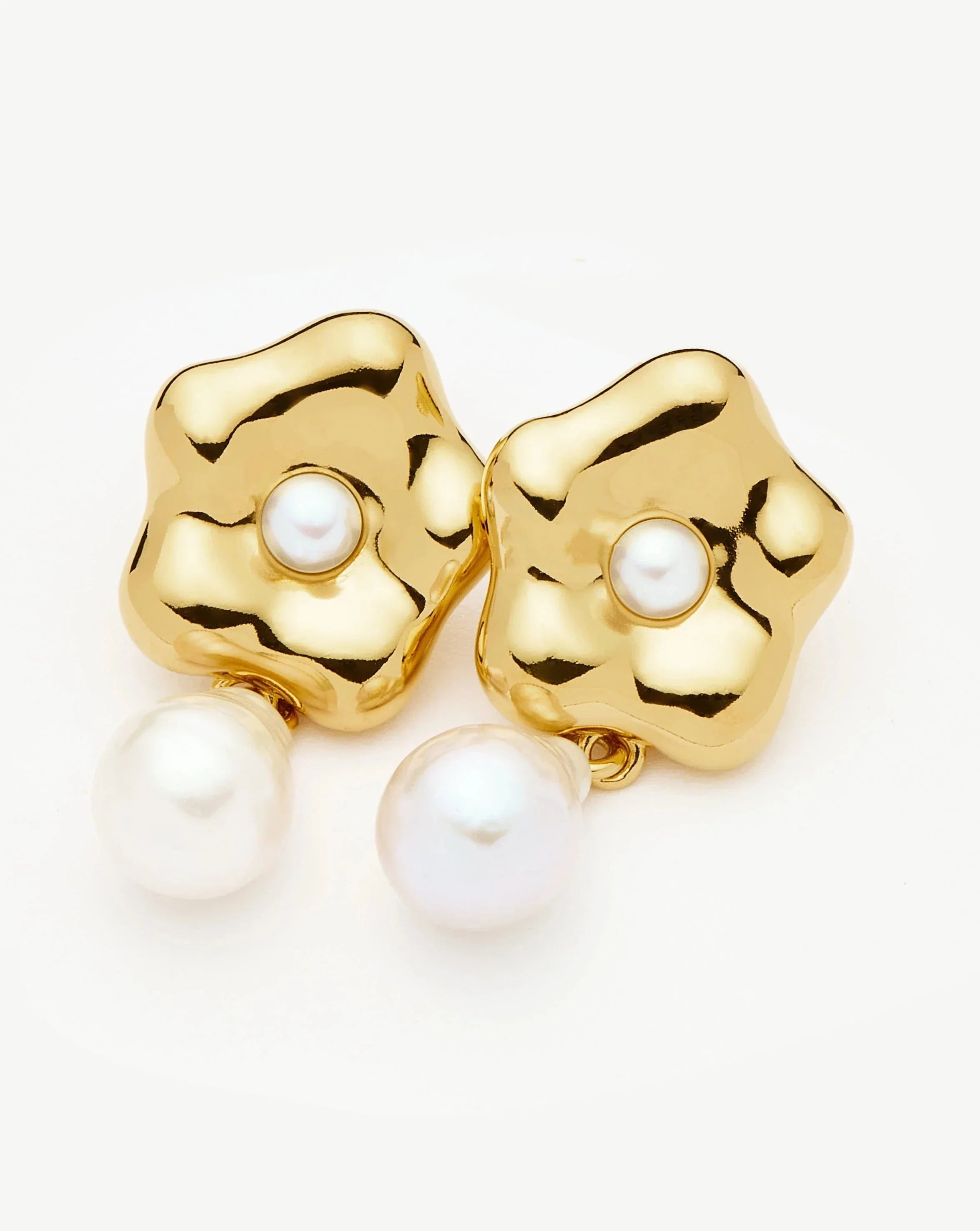 Eny Puffy Daisy Pearl Drop Earrings | 18k Gold Plated/Pearl