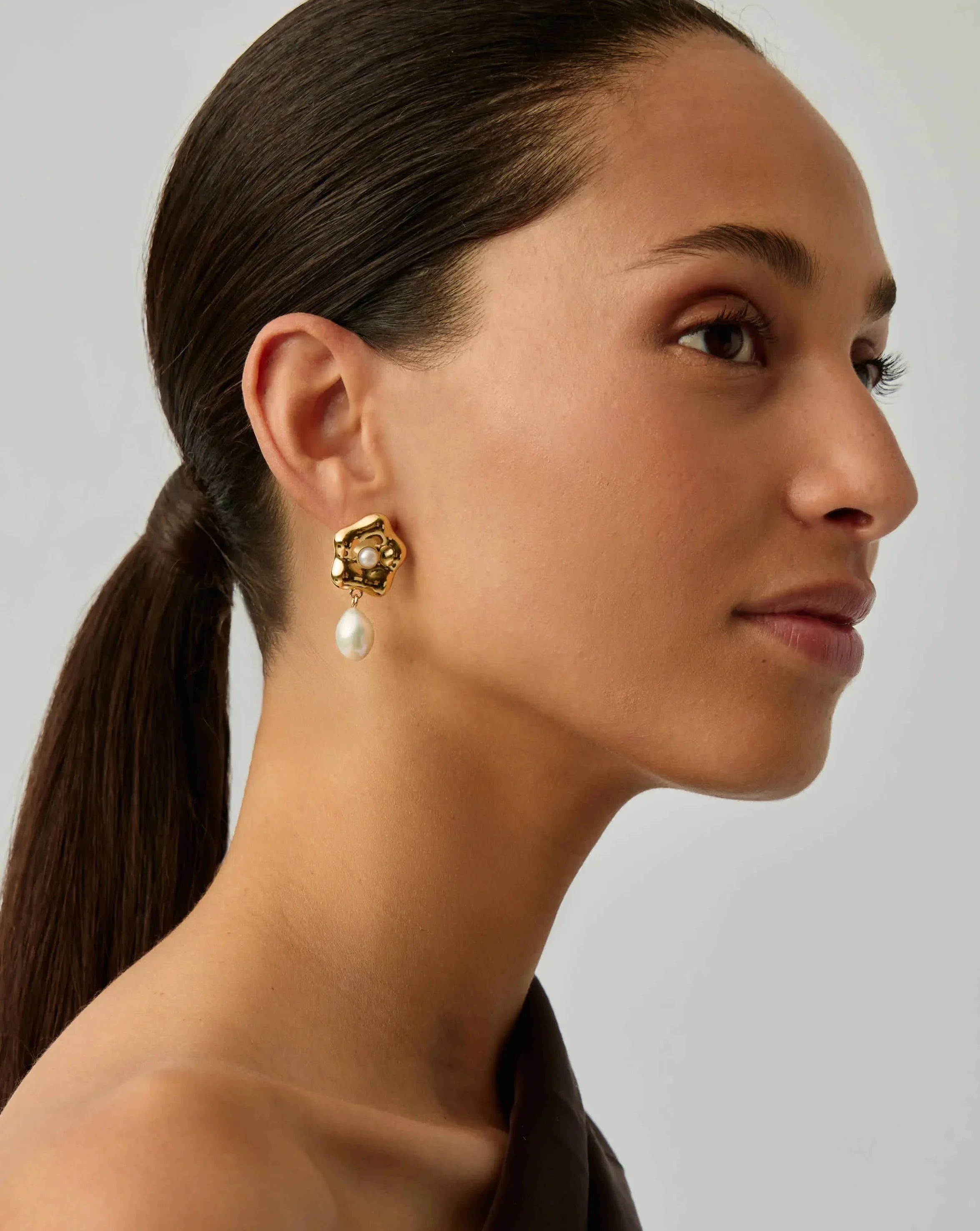 Eny Puffy Daisy Pearl Drop Earrings | 18k Gold Plated/Pearl
