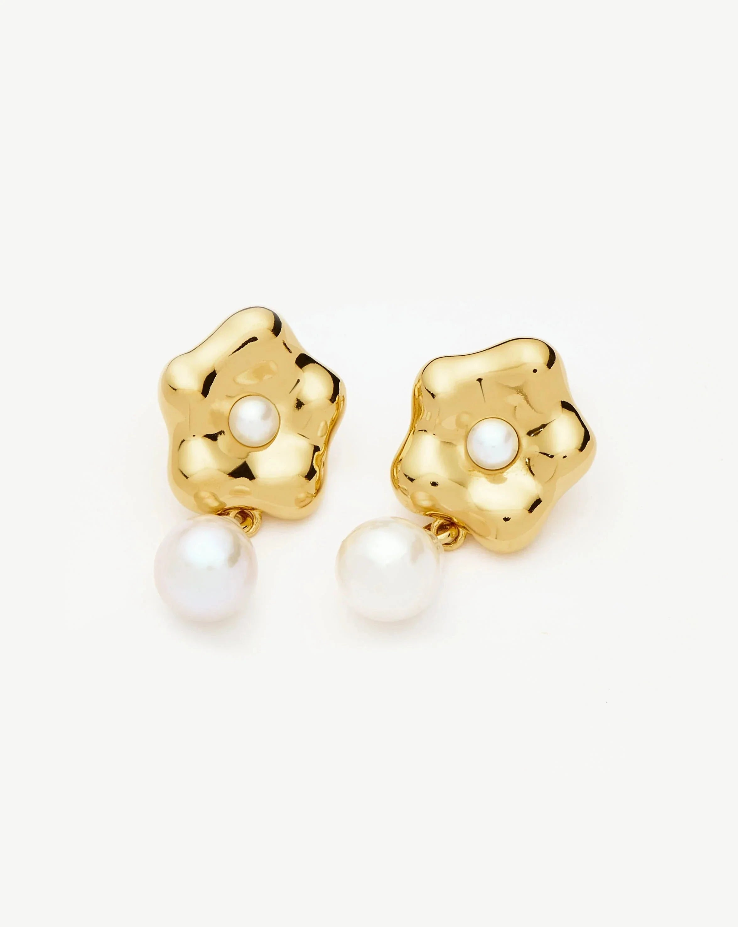 Eny Puffy Daisy Pearl Drop Earrings | 18k Gold Plated/Pearl
