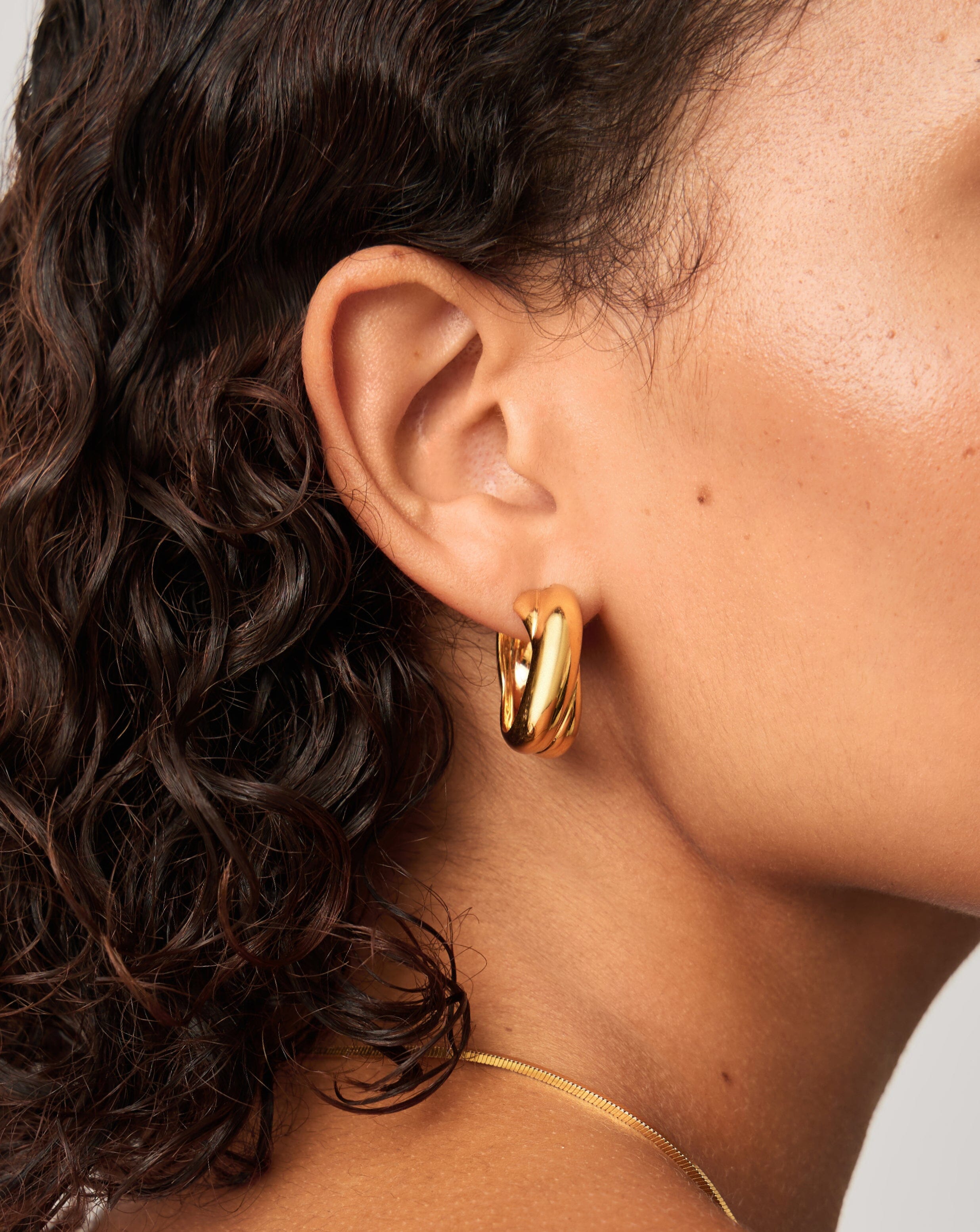 Lucy Williams Chunky Medium Entwine Hoop Earrings | 18k Gold Plated
