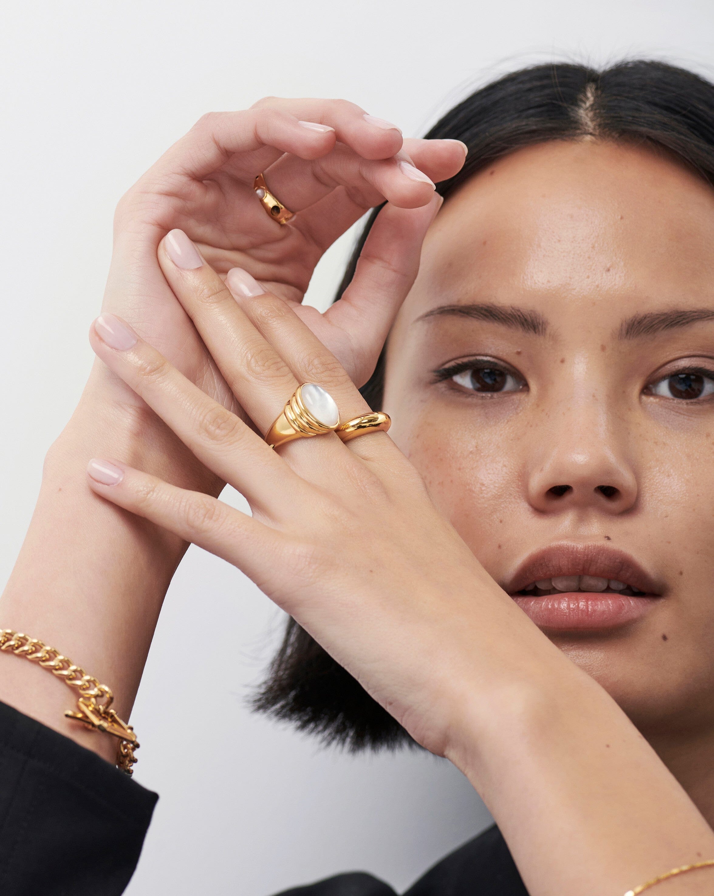 Savi Ridge Oval Gemstone Chunky Ring | 18k Gold Vermeil/ Mother of Pearl & Quartz